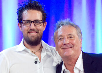 Enzo Iacchetti annuncia emozionato che diventerà nonno per la prima volta a 73 anni: genere del nipotino e quando nasce