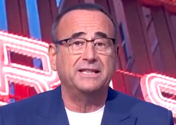 Carlo Conti annuncia in diretta i Big in gara a Sanremo 2026: da Elettra Lamborghini a Fedez con Masini, ecco chi c’è