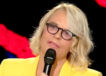 Maria De Filippi porta le sue recenti analisi del sangue in tv all'amica Fagnani e rivela perché prende due farmaci al giorno
