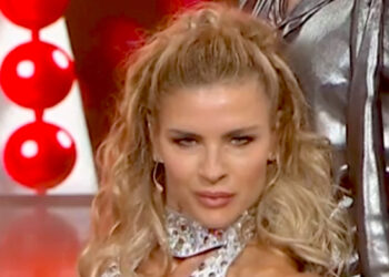 Martina Colombari in crisi per la coreografia sensuale di Ballando: ''La mia testa dice che sembro una porcona, mi giudico''