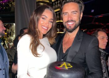 Il sexy party per il compleanno di Alex Belli