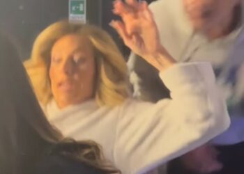 Paola Caruso vittima degli scherzi dietro le quinte