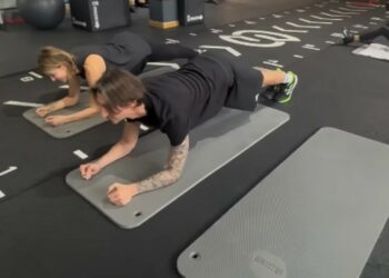 Alba Parietti e il figlio Francesco Oppini si sfidano in palestra