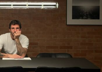 Stefano De Martino mostra il salone del suo appartamento a Milano