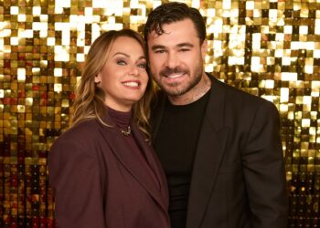Sonia Bruganelli e il compagno Angelo Madonia mondanissimi al Christmas Party più glamour della Capitale con tanti altri vip: foto