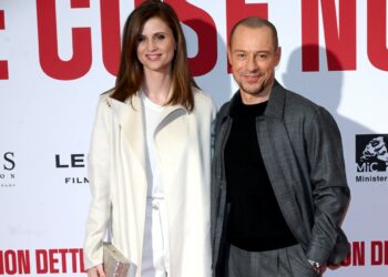 Stefano Accorsi ‘fisicatissimo’ e la moglie Bianca Vitali sul red carpet per l’anteprima a Milano di ''Le cose non dette'': foto