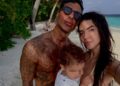 Fabrizio Corona saluta il 2026 e la Befana alle Maldive con Sara Barbieri e il figlio Thiago: foto