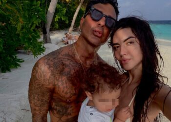 Fabrizio Corona saluta il 2026 e la Befana alle Maldive con Sara Barbieri e il figlio Thiago: foto