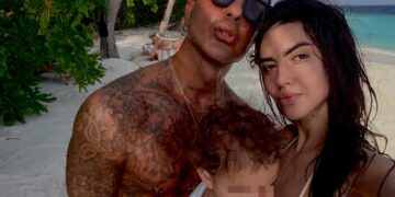 Fabrizio Corona saluta il 2026 e la Befana alle Maldive con Sara Barbieri e il figlio Thiago: foto