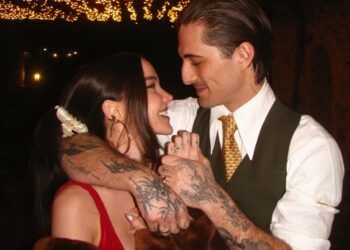 ''Sarà un anno bellissimo'': Damiano David sposa Dove Cameron, l’annuncio arriva sul social, lei mostra l’anello di fidanzamento ''Sarà un anno bellissimo'': Damiano David sposa Dove Cameron, l’annuncio arriva sul social, lei mostra l’anello di fidanzamento