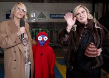 ''E’ stato difficile'': Maria De Filippi nuova inviata di Striscia la Notizia con Tina Cipollari e Giovannino, guarda