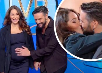 Delia Duran in tv col pancione di 7 mesi, Alex Belli le legge a sorpresa una lettera d’amore in diretta: ''Sei la donna della mia vita''