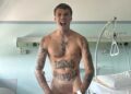 Blanco posta foto completamente nudo in ospedale, fan preoccupati e mistero: cosa sappiamo