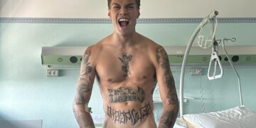 Blanco posta foto completamente nudo in ospedale, fan preoccupati e mistero: cosa sappiamo