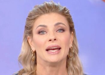 ''Sono un po’ rigida e fredda, ma è un’insicurezza'': Martina Colombari si commuove dalla Balivo