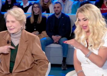 Valeria Marini e la madre Gianna Orrù hanno fatto pace: risate insieme in tv, guarda