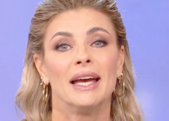 ''Sono un po’ rigida e fredda, ma è un’insicurezza'': Martina Colombari si commuove dalla Balivo