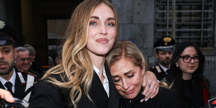 ''Incubo finito'': Chiara Ferragni assolta nel Pandoro Gate, la foto dell’abbraccio liberatorio con mamma Marina fuori dal tribunale di Milano
