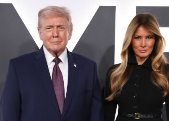 Melania Trump torna sul red carpet col marito Donald: mano nella mano alla premiere del documentario di lei, foto