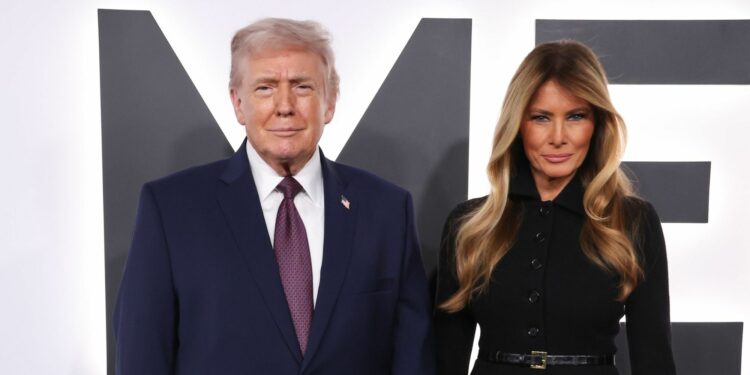Melania Trump torna sul red carpet col marito Donald: mano nella mano alla premiere del documentario di lei, foto
