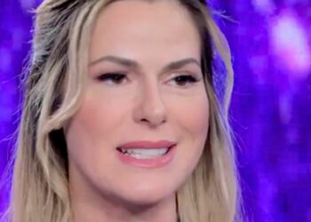 ''Credo di meritarmi un certo comportamento'': l’ex velina Thais Wiggers spiega come è stata conquistata da un uomo che ha 25 anni più di lei