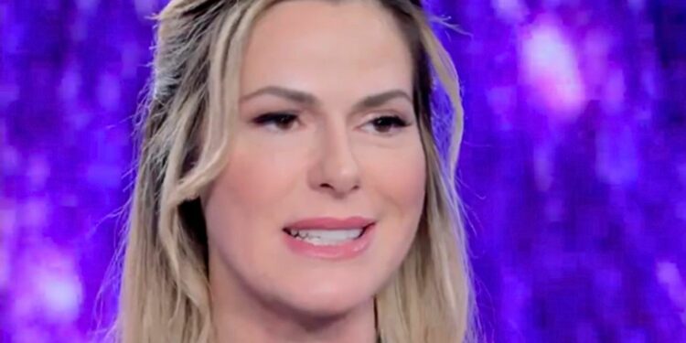 ''Credo di meritarmi un certo comportamento'': l’ex velina Thais Wiggers spiega com’è stata conquistata da un uomo che ha 25 anni più di lei