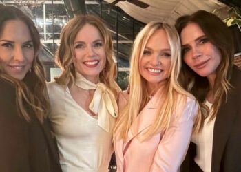 Victoria Beckham torna in pubblico dopo lo scandalo familiare: sorride nella foto con le Spice Girls al compleanno di Emma