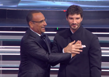 Stefano De Martino sarà il conduttore del Sanremo 2027: l'annuncio ufficiale e la commozione sul palco dell'Ariston