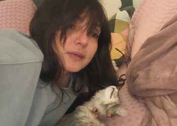 Ambra Angiolini e la figlia Jolanda pazze della loro gatta Oliva