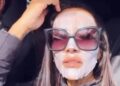Juliana Moreira in macchina con la maschera per il viso