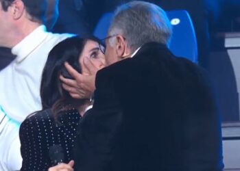 Paolo Bonolis bacia a sorpresa Giorgia in tv: la reazione di Emanuel Lo