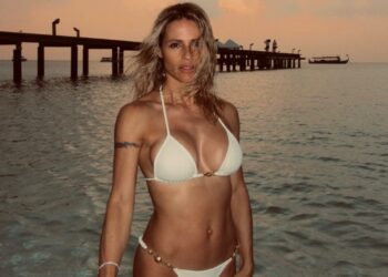 ''Mood anni 90'': Michelle Hunziker a 49 anni mostra il fisico perfetto in bikini alle Maldive nel resort extra lusso, ecco quanto spende a notte