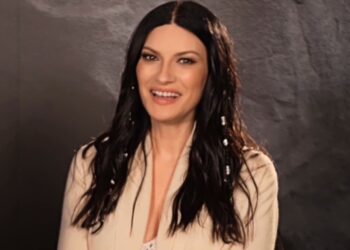 Laura Pausini arriva a Sanremo: al Tg1 confessa quale famoso divo di Hollywood ha scartato per un suo videoclip, ecco chi