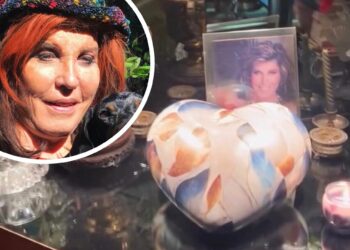 ''Sei tornata, sempre con me a casa'': Giada De Blanck mostra quella che sembra essere l’urna con le ceneri di mamma Patrizia