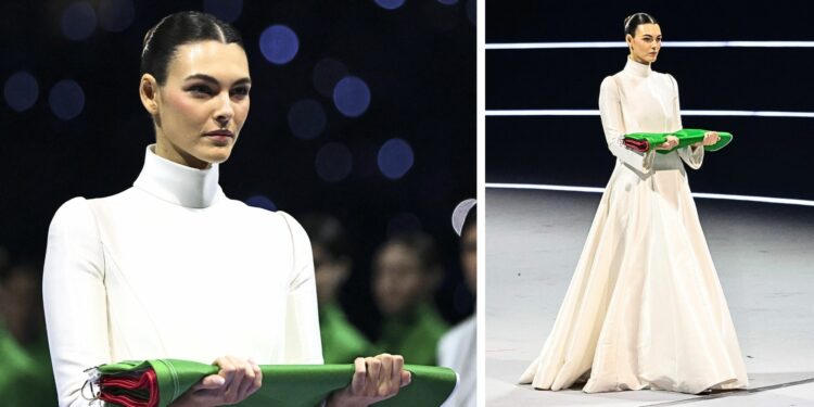 La fidanzata italiana di DiCaprio incanta tutti all’apertura di Milano-Cortina: la modella Vittoria Ceretti portabandiera in Armani, foto