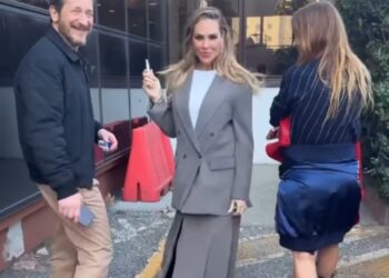 Ilary Blasi in ciabatte per gli studi Mediaset