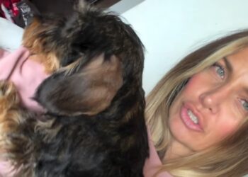 Katia Pedrotti costretta a far dormire il cane sul letto
