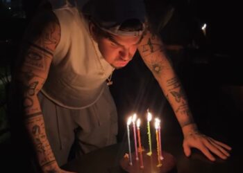 Andrea Damante compie 36 anni e spegne le candeline a casa