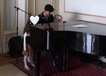 Il dolcissimo video di Stash che suona con le figlie Imagine e Grace