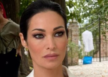 ''E’ stato squallidissimo'': Manuela Arcuri parla dell’amica che ha tentato di rubarle il marito durante la crisi