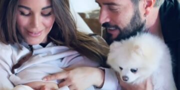 Delia Duran e Alex Belli nella loro ‘factory’ col figlio Gabriel: la 37enne allatta dolcemente il neonato, guarda