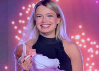 ''Il momento più brutto della mia vita'': Mercedesz Henger in tv parla del parto e presenta a tutti la figlia Aurora ''Il momento più brutto della mia vita'': Mercedesz Henger in tv parla del parto e presenta a tutti la figlia Aurora