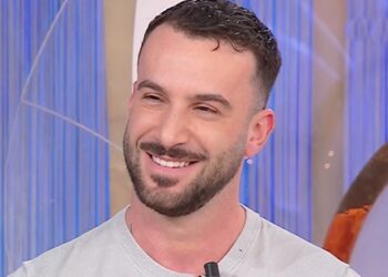 ''Mi dicono che le mie figlie sono brutte'': Andreas Muller in diretta tv si sfoga contro gli hater che lo riempiono di insulti