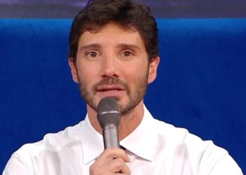 ''Mi ha preso alla sprovvista'': Stefano De Martino fa la sua prima intervista da conduttore e direttore artistico di Sanremo 2027