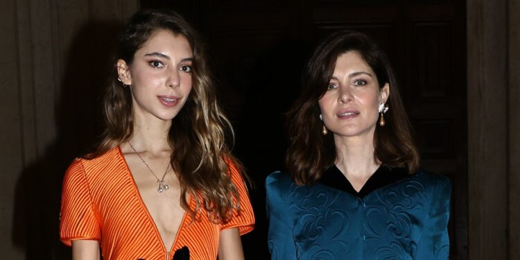 Vittoria Puccini e la figlia 19enne Elena insieme e bellissime alla sfilata evento di Valentino a Roma: foto