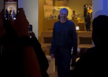 La festa a sorpresa per i 48 anni di Luca Argentero