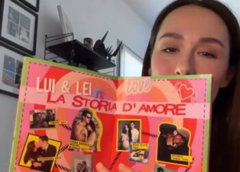 Aurora Ramazzotti mostra l'invito realizzato per il matrimonio con Goffredo Cerza