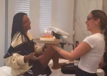 Torta a sorpresa per Juliana Moreira dall'estetista di fiducia