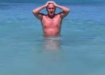 Primo bagno della stagione per Francesco Totti in vacanza