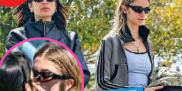 Elodie a Ibiza con Franceska Nuredini: mentre fanno acquisti al mercatino arriva il bacio sulle labbra, guarda